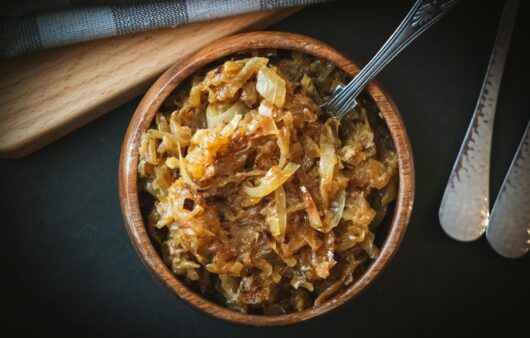 Συνταγή για ντιπ με καραμελωμένα κρεμμύδια. Εξαιρετικά εύκολο και ταιριάζει απόλυτα με όλα τα ψητά κρέατα και τις τηγανητές πατάτες.