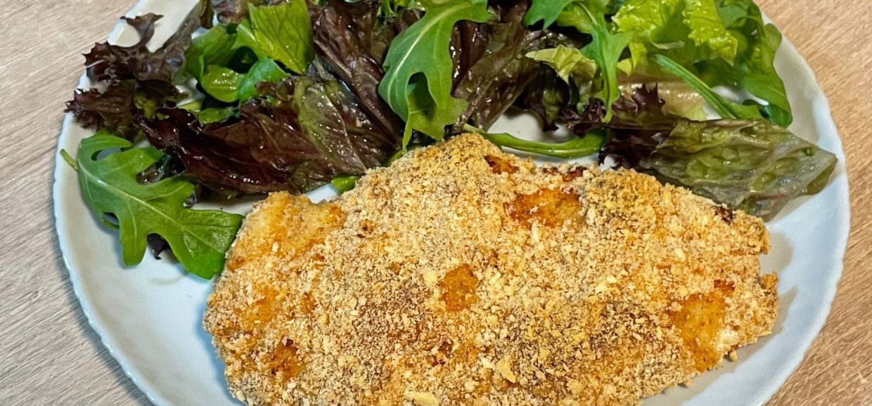 Συνταγή για σνίτσελ κοτόπουλο στο φούρνο. Τραγανή κρούστα από έξω και ζουμερό κοτόπουλο από μέσα.