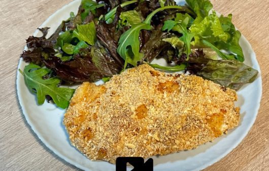 Συνταγή για σνίτσελ κοτόπουλο στο φούρνο. Τραγανή κρούστα από έξω και ζουμερό κοτόπουλο από μέσα.