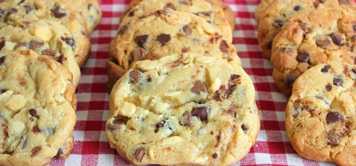 Μπισκότα cookies με τριπλή σοκολάτα. Σπιτικά cookies για το πρωϊνό μας που τα συνδυάζουμε ιδανικά με γάλα. 