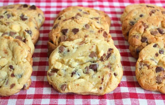 Μπισκότα cookies με τριπλή σοκολάτα. Σπιτικά cookies για το πρωϊνό μας που τα συνδυάζουμε ιδανικά με γάλα. 