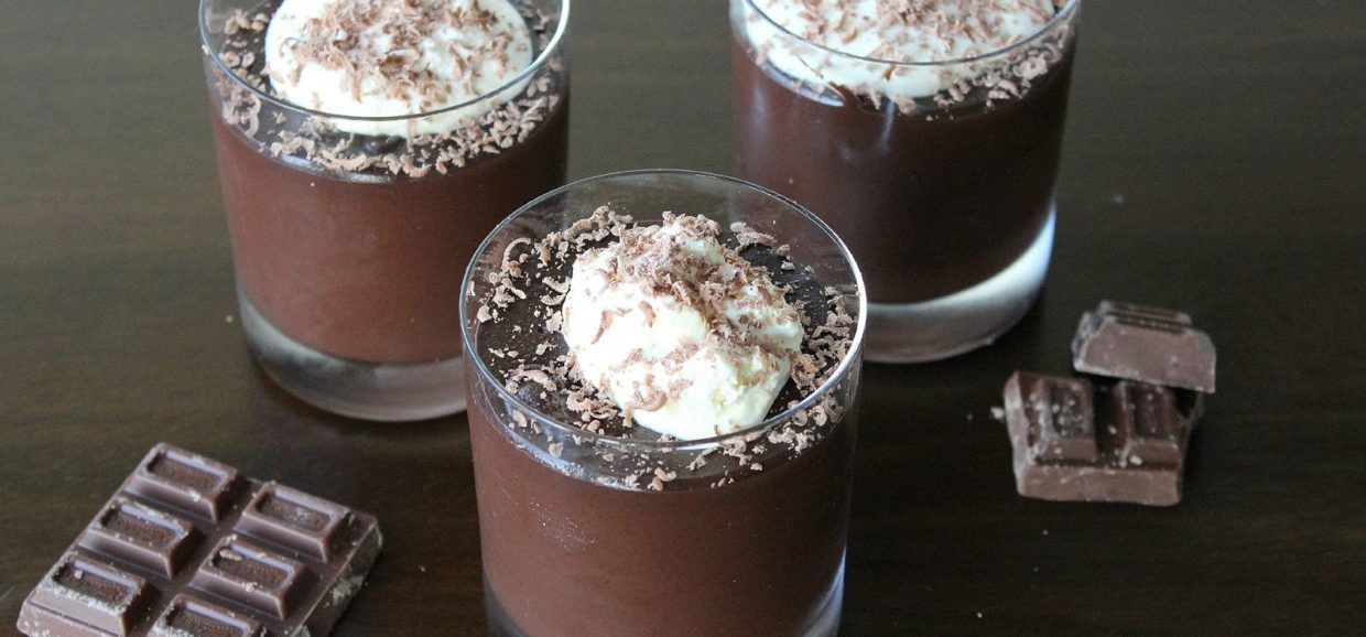 Συνταγή για κρέμα σοκολάτα σε ποτήρι. Πλούσια σε γεύση και υφή. Ένα γρήγορο και εύκολο επιδόρπιο που το φτιάχνεται σε λίγα μόνο λεπτά.