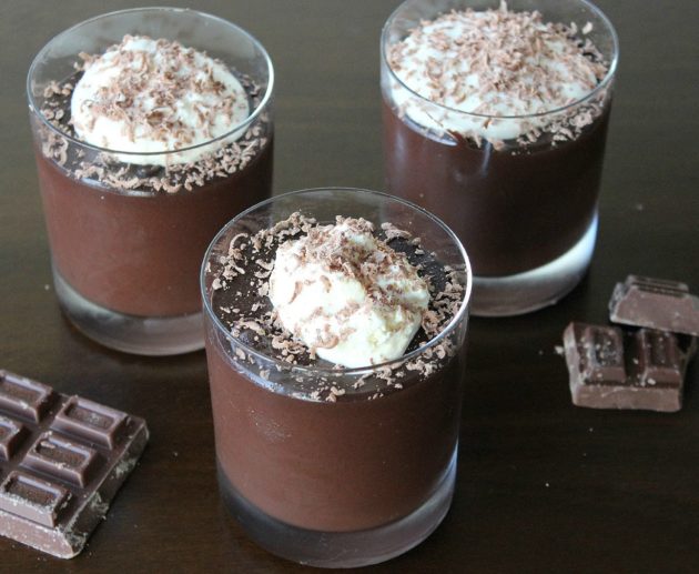 Συνταγή για κρέμα σοκολάτα σε ποτήρι. Πλούσια σε γεύση και υφή. Ένα γρήγορο και εύκολο επιδόρπιο που το φτιάχνεται σε λίγα μόνο λεπτά.