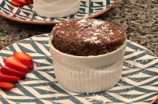 Συνταγή για αυθεντικό σουφλέ σοκολάτας. Αφράτο, ζουμερό και σοκολατένιο χωρίς υπερβολική προσθήκη ζάχαρης.