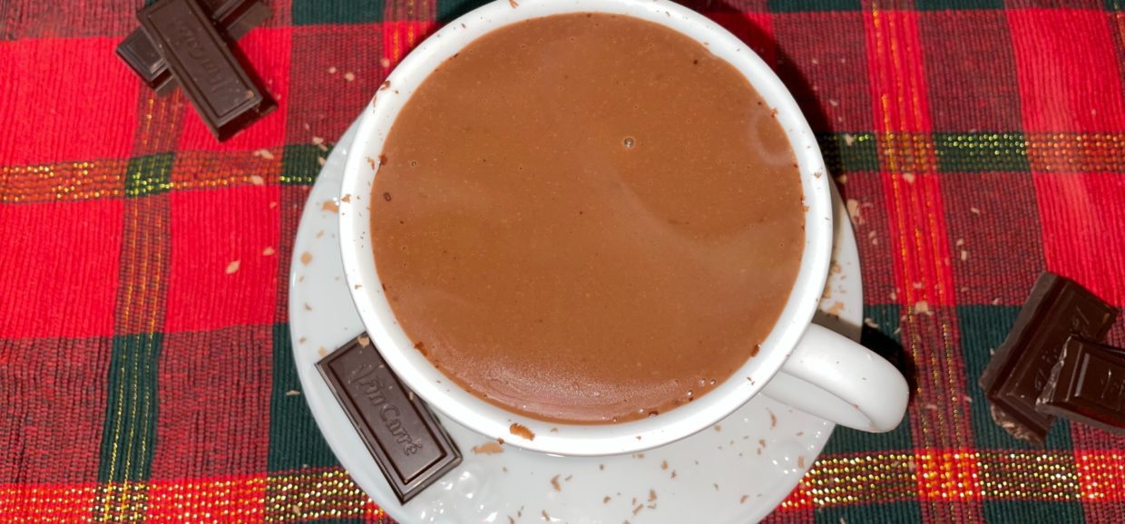 Συνταγή για βελούδινη Γαλλική ζεστή σοκολάτα με μοναδική υφή και γεύση. Ένα ιδανικό ρόφημα για τα κρύα πρωϊνά και όχι μόνο.