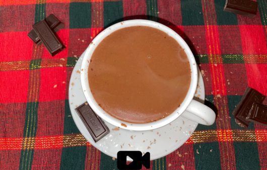 Συνταγή για βελούδινη Γαλλική ζεστή σοκολάτα με μοναδική υφή και γεύση. Ένα ιδανικό ρόφημα για τα κρύα πρωϊνά και όχι μόνο.