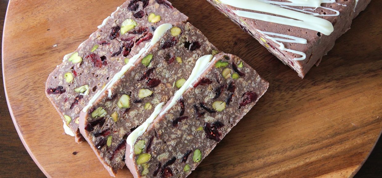 Συνταγή για κορμό σοκολάτας σε χρόνο ρεκόρ. Συνδυάζει σοκολάτα, φιστίκια αιγίνης και κράνμπερι και φυσικά λίγη λιωμένη σοκολάτα. 