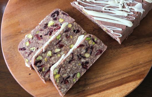 Συνταγή για κορμό σοκολάτας σε χρόνο ρεκόρ. Συνδυάζει σοκολάτα, φιστίκια αιγίνης και κράνμπερι και φυσικά λίγη λιωμένη σοκολάτα. 