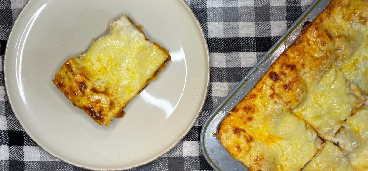 Συνταγή για εύκολα λαζάνια με κιμά και μπεσαμέλ. Απολαύστε αυτό το μοναδικό Ιταλικό πιάτο εύκολα και γρήγορα. 