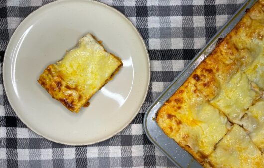 Συνταγή για εύκολα λαζάνια με κιμά και μπεσαμέλ. Απολαύστε αυτό το μοναδικό Ιταλικό πιάτο εύκολα και γρήγορα. 