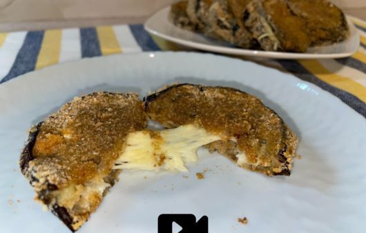 Συνταγή για παναρισμένες μελιτζάνες με γέμιση από κίτρινο τυρί ψημένες στο φούρνο. Ένα εύκολο και γρήγορο ορεκτικό για το τραπέζι σας.