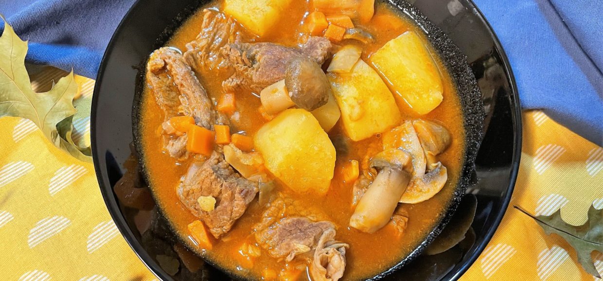 Συνταγή για μοσχαράκι βραστό με πατάτες και μανιτάρια. Υπέροχη κρεατόσουπα που απολαμβάνουμε τις κρύες ημέρες του χειμώνα και όχι μόνο.