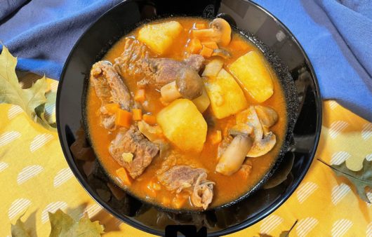 Συνταγή για μοσχαράκι βραστό με πατάτες και μανιτάρια. Υπέροχη κρεατόσουπα που απολαμβάνουμε τις κρύες ημέρες του χειμώνα και όχι μόνο.