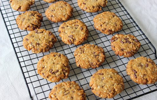 Συνταγή για μπισκότα με βρώμη, σοκολάτα και ινδοκάρυδο. Τραγανά και μαστιχωτά και με την προσθήκη σοκολάτας θα τα λατρέψετε.