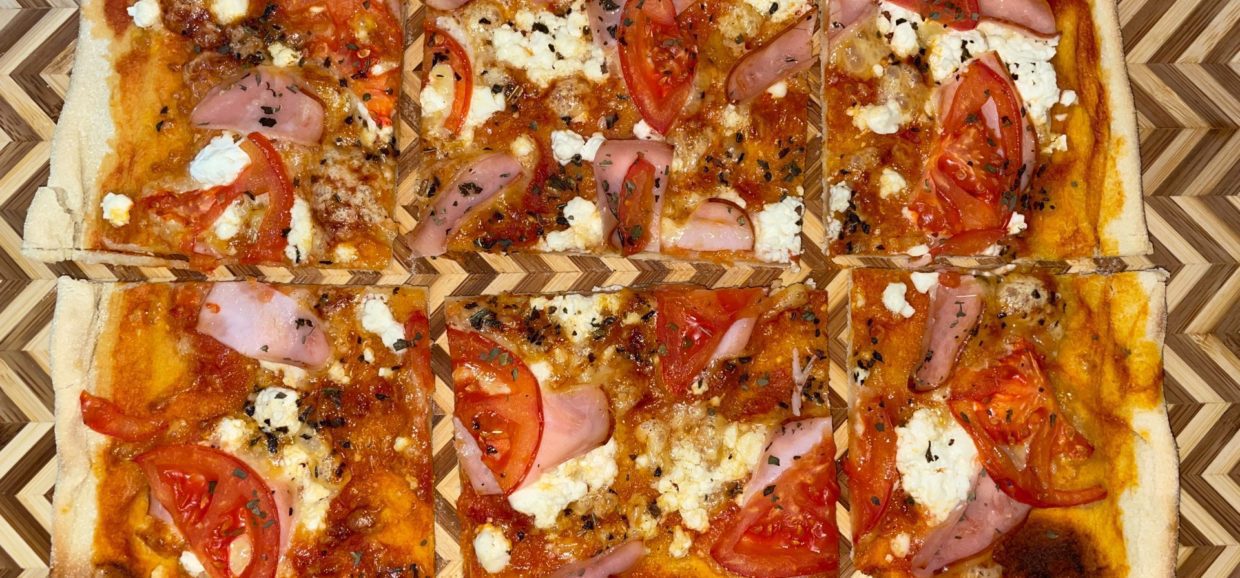 Συνταγή για πίτσα με κίτρινο τυρί, φέτα και γαλοπούλα. Τραγανή ζύμη, υπέροχη γέμιση και την φτιάχνουμε εύκολα και γρήγορα. 