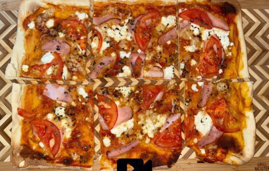 Συνταγή για πίτσα με κίτρινο τυρί, φέτα και γαλοπούλα. Τραγανή ζύμη, υπέροχη γέμιση και την φτιάχνουμε εύκολα και γρήγορα. 