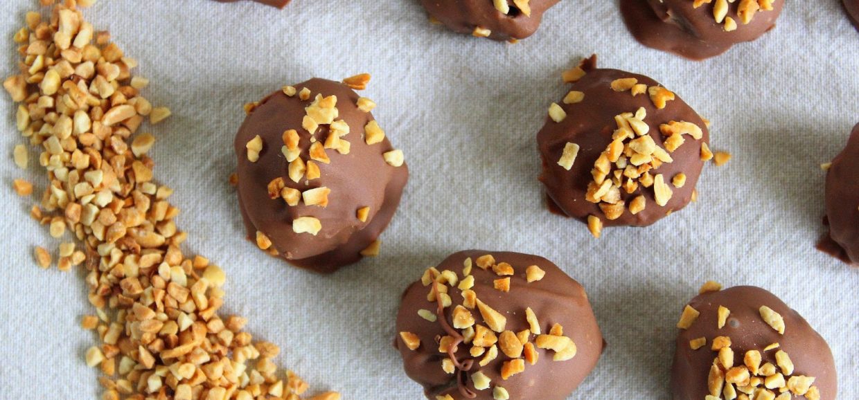 Συνταγή για τρουφάκια με φιστικοβούτυρο, σοκολάτα λευκή και σοκολάτα κουβερτούρα. Λιώνουν πραγματικά στο στόμα και φτιάχνονται στο λεπτό.