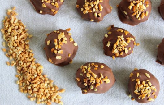 Συνταγή για τρουφάκια με φιστικοβούτυρο, σοκολάτα λευκή και σοκολάτα κουβερτούρα. Λιώνουν πραγματικά στο στόμα και φτιάχνονται στο λεπτό.