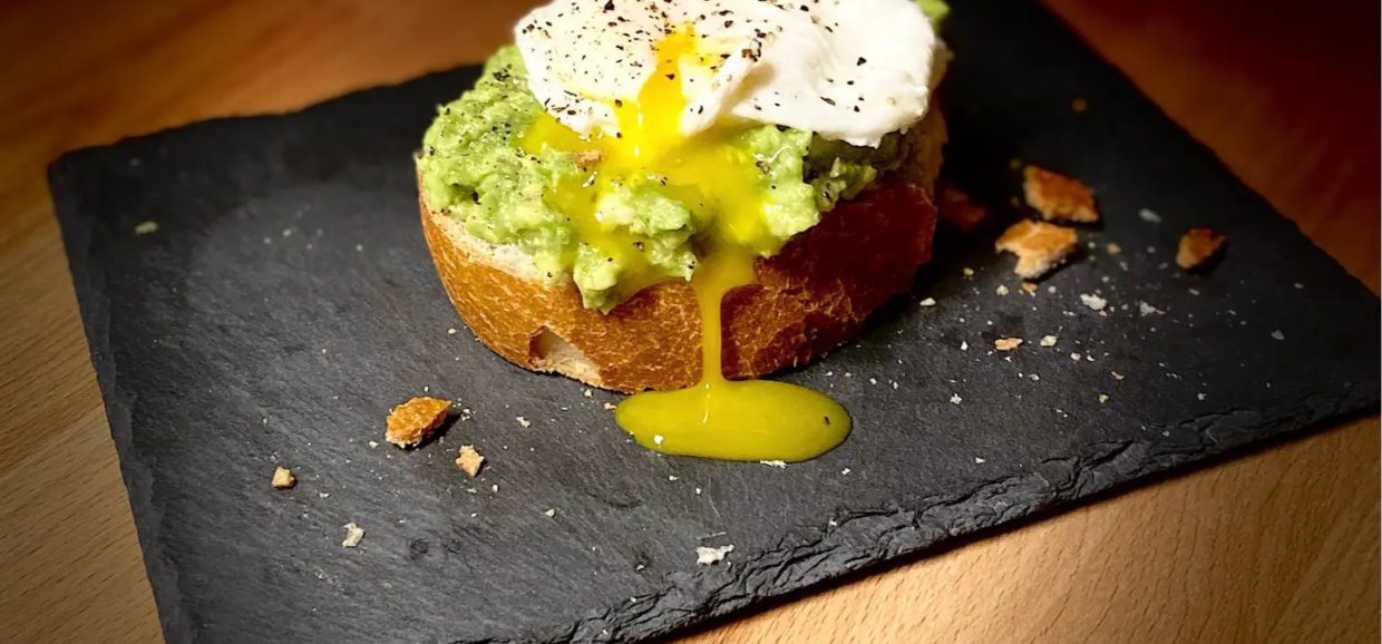 Δοκιμάστε ένα μοναδικό πρωϊνό με φρυγανισμένο ψωμάκι, αβοκάντο και αυγό ποσέ. Γευστικό, διατροφικό και το απολαμβάνουμε χωρίς ενοχές.