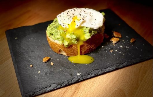 Δοκιμάστε ένα μοναδικό πρωϊνό με φρυγανισμένο ψωμάκι, αβοκάντο και αυγό ποσέ. Γευστικό, διατροφικό και το απολαμβάνουμε χωρίς ενοχές.