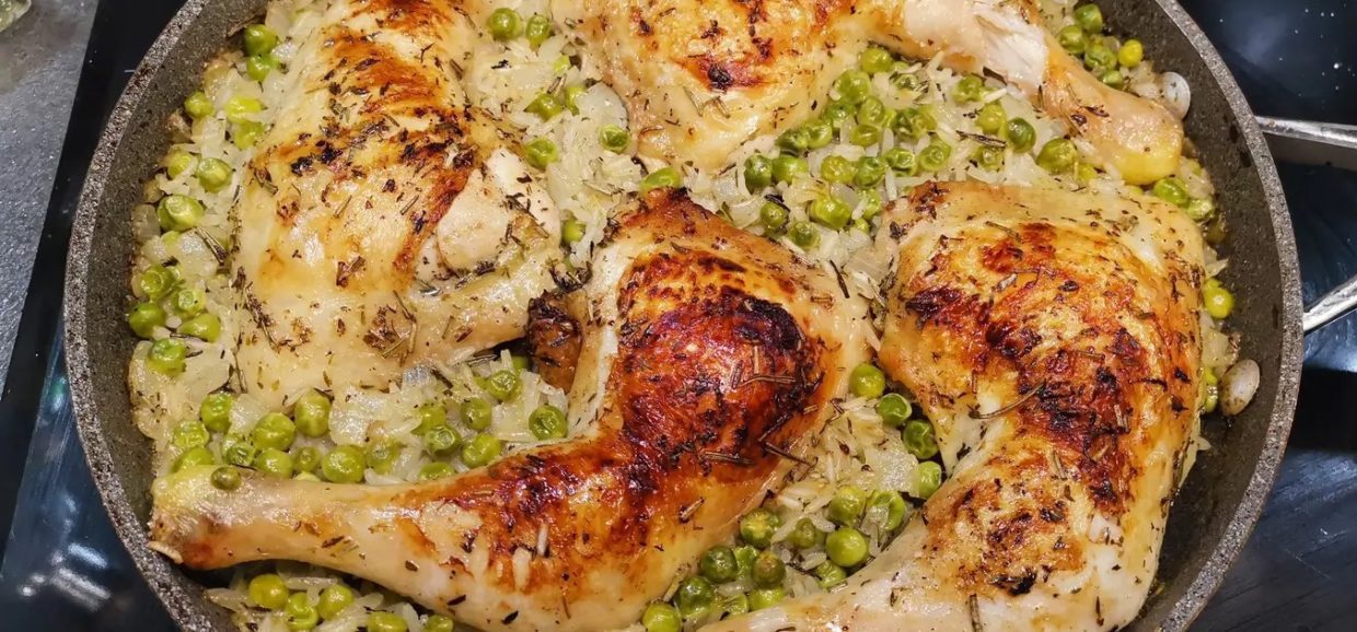 Δοκιμάστε μια υπέροχη και εύκολη συνταγή για κοτόπουλο με ρύζι μπασμάτι και αρακά στο φούρνο. Έτοιμο σε 30 λεπτά.