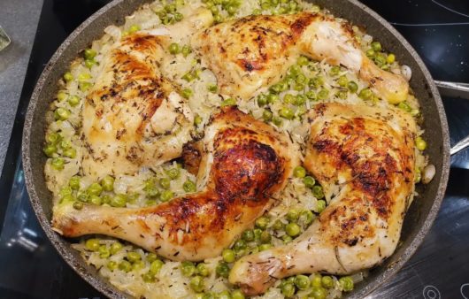 Δοκιμάστε μια υπέροχη και εύκολη συνταγή για κοτόπουλο με ρύζι μπασμάτι και αρακά στο φούρνο. Έτοιμο σε 30 λεπτά.