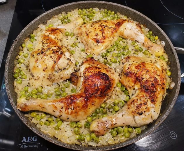 Δοκιμάστε μια υπέροχη και εύκολη συνταγή για κοτόπουλο με ρύζι μπασμάτι και αρακά στο φούρνο. Έτοιμο σε 30 λεπτά.