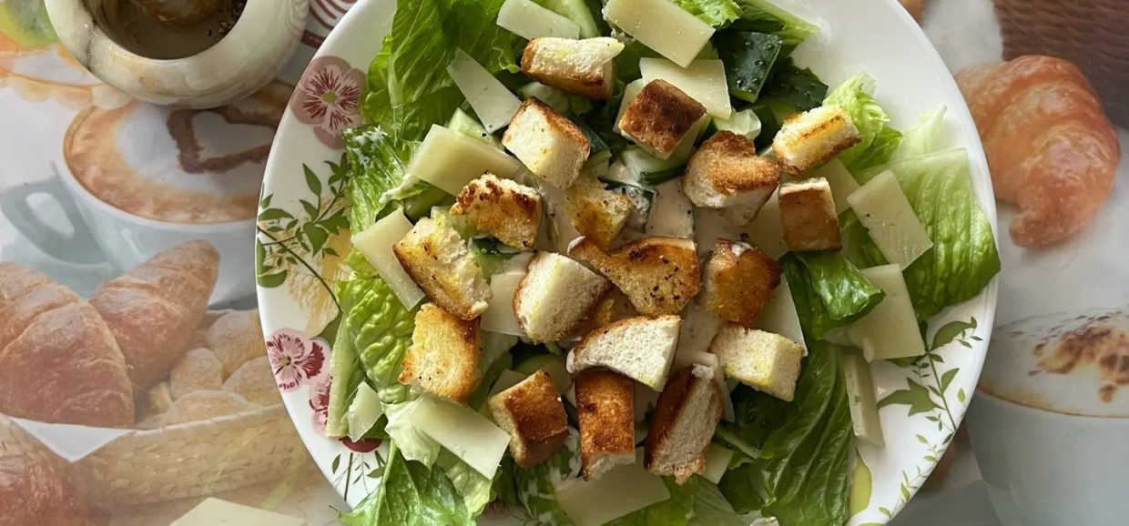 Συνταγή για εύκολη χορτοφαγική σαλάτα caesar. Μια εύκολη συνταγή, με απλά υλικά και αρκετά ελαφριά για να συνοδεύσετε το κυρίως γεύμα σας.