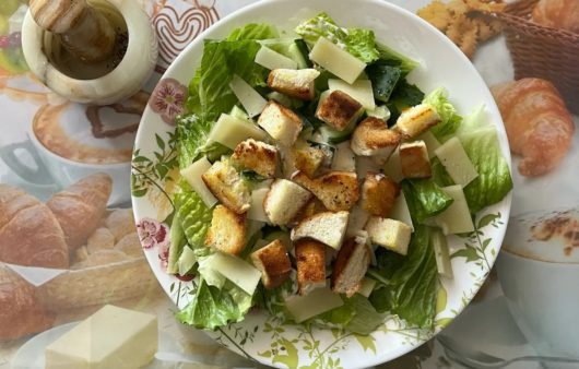 Συνταγή για εύκολη χορτοφαγική σαλάτα caesar. Μια εύκολη συνταγή, με απλά υλικά και αρκετά ελαφριά για να συνοδεύσετε το κυρίως γεύμα σας.