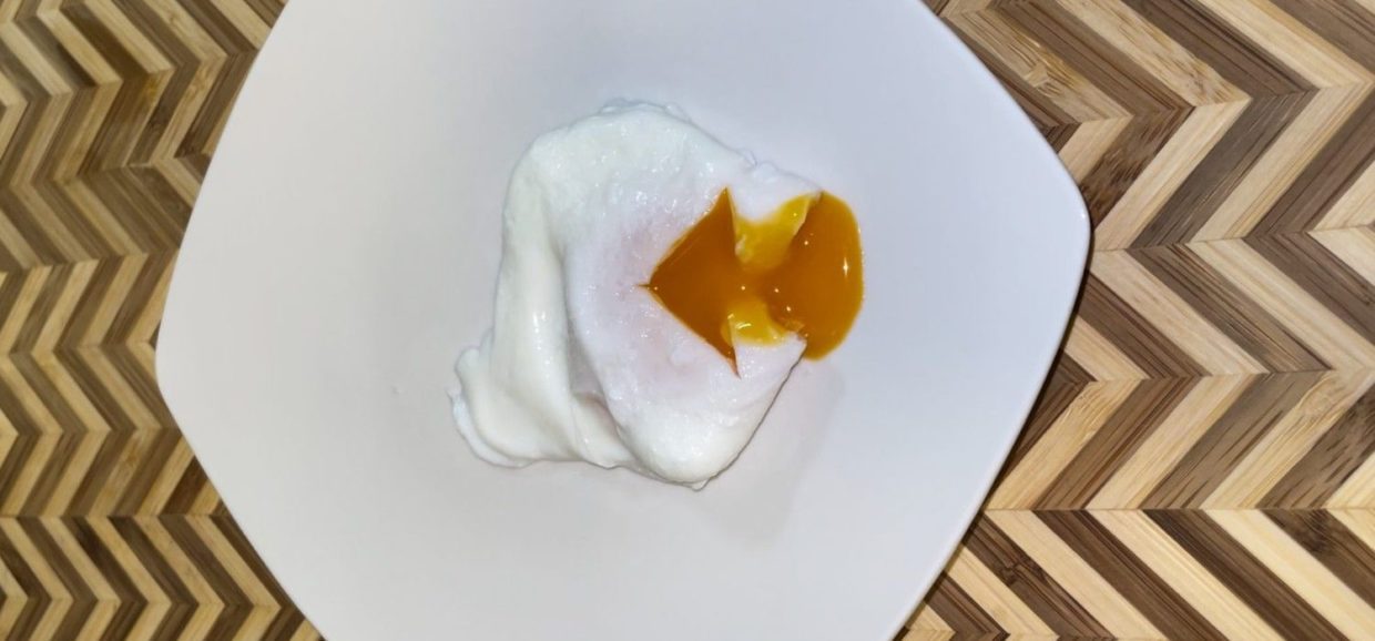 Δείτε πως μπορούμε να φτιάξουμε στο σπίτι μας αυγά ποσέ εύκολα και γρήγορα. Ιδανικά για το πρωϊνό μας και το brunch μας.