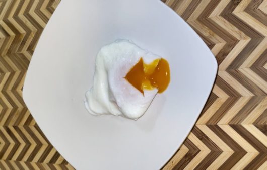 Δείτε πως μπορούμε να φτιάξουμε στο σπίτι μας αυγά ποσέ εύκολα και γρήγορα. Ιδανικά για το πρωϊνό μας και το brunch μας.