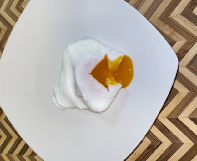 Δείτε πως μπορούμε να φτιάξουμε στο σπίτι μας αυγά ποσέ εύκολα και γρήγορα. Ιδανικά για το πρωϊνό μας και το brunch μας.