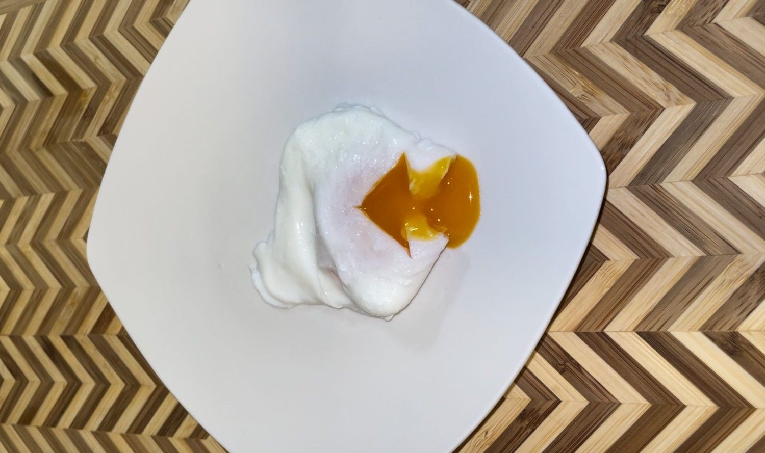 Δείτε πως μπορούμε να φτιάξουμε στο σπίτι μας αυγά ποσέ εύκολα και γρήγορα. Ιδανικά για το πρωϊνό μας και το brunch μας.