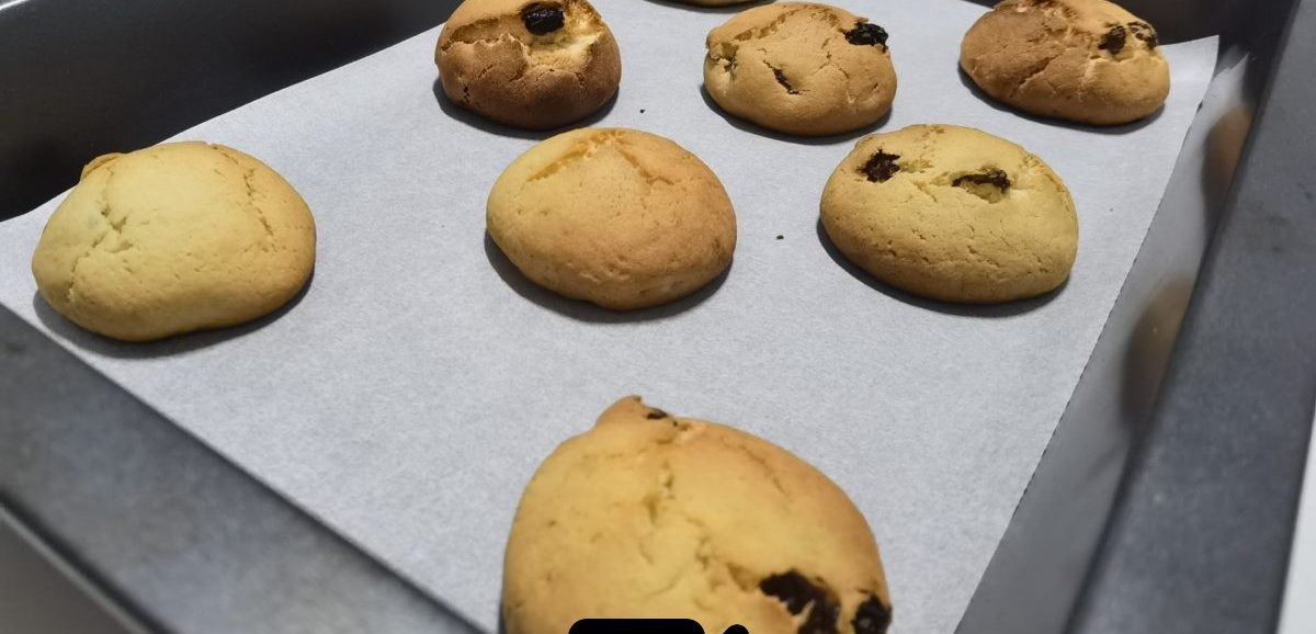 Συνταγή για τέλεια αφράτα μπισκότα με σταφίδες! Νόστιμα, τραγανά από έξω και αφράτα από μέσα με άρωμα βανίλιας.