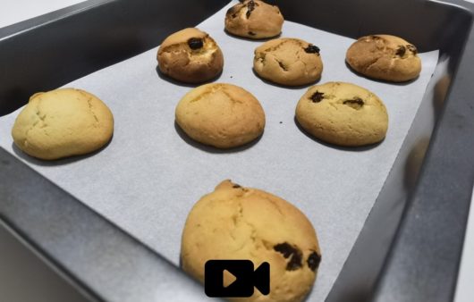 Συνταγή για τέλεια αφράτα μπισκότα με σταφίδες! Νόστιμα, τραγανά από έξω και αφράτα από μέσα με άρωμα βανίλιας.