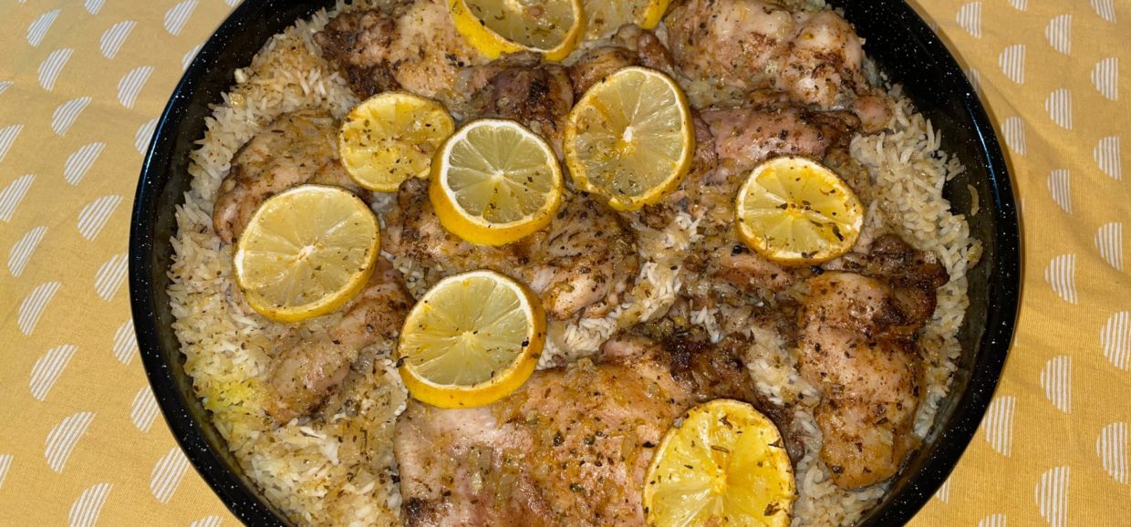 Συνταγή για εύκολο κοτόπουλο με ρύζι στο φούρνο. Ζουμερό κοτόπουλο με νότες λεμονιού και υπέροχο ρυζάκι. Φτιάξτε το σε λίγα μόνο λεπτά.