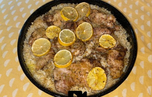 Συνταγή για εύκολο κοτόπουλο με ρύζι στο φούρνο. Ζουμερό κοτόπουλο με νότες λεμονιού και υπέροχο ρυζάκι. Φτιάξτε το σε λίγα μόνο λεπτά.