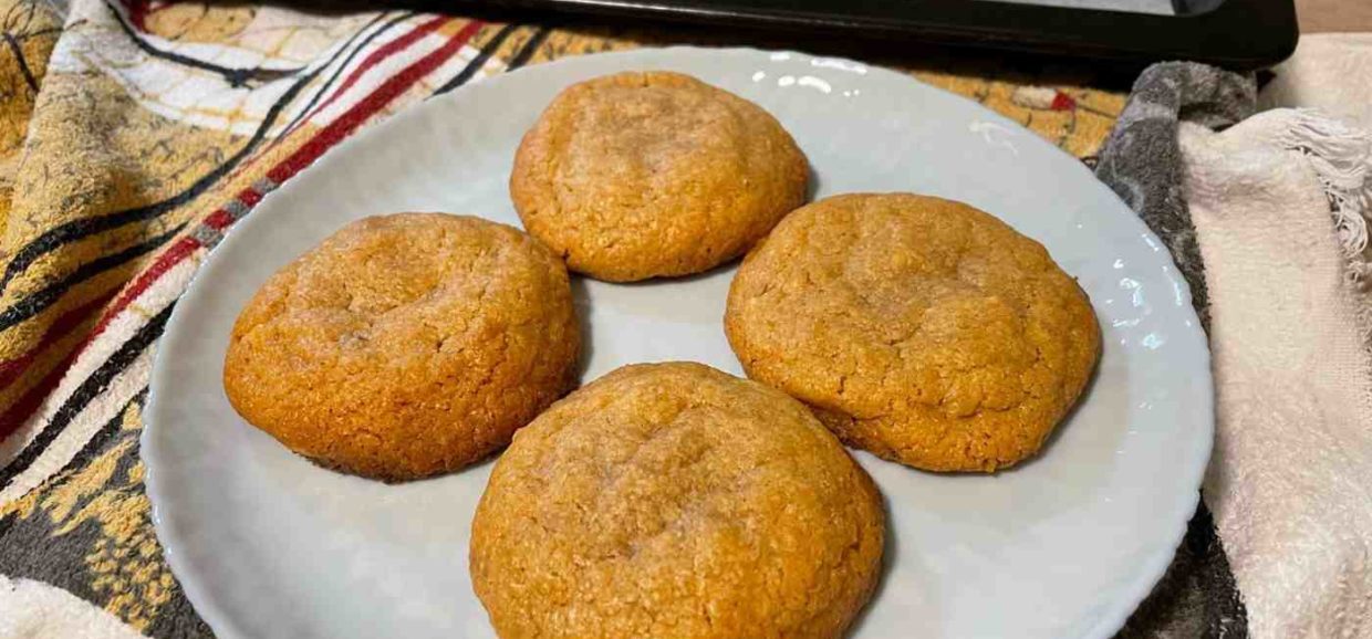 Συνταγή για μπισκότα με φυστικοβούτυρο. Φτιάχνονται με μόλις 4 υλικά. Γίνονται γρήγορα και έχουν υπέροχη γεύση!