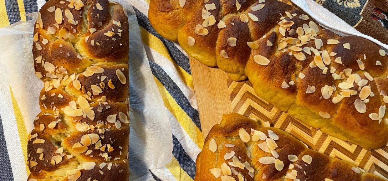 Συνταγή για νηστίσιμα τσουρέκια χωρίς ζύμωμα. Αφράτα, ζουμερά και με υπέροχες ίνες ιδανικά για τις ημέρες της νηστείας και όχι μόνο.