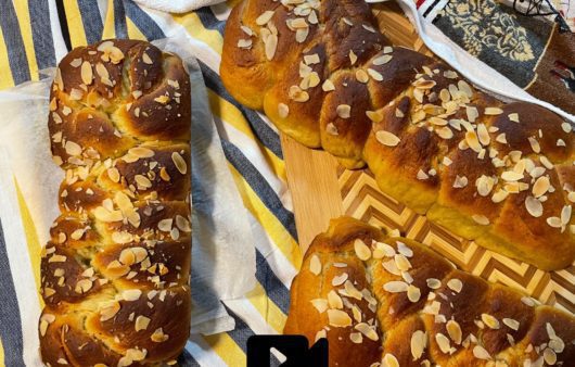 Συνταγή για νηστίσιμα τσουρέκια χωρίς ζύμωμα. Αφράτα, ζουμερά και με υπέροχες ίνες ιδανικά για τις ημέρες της νηστείας και όχι μόνο.