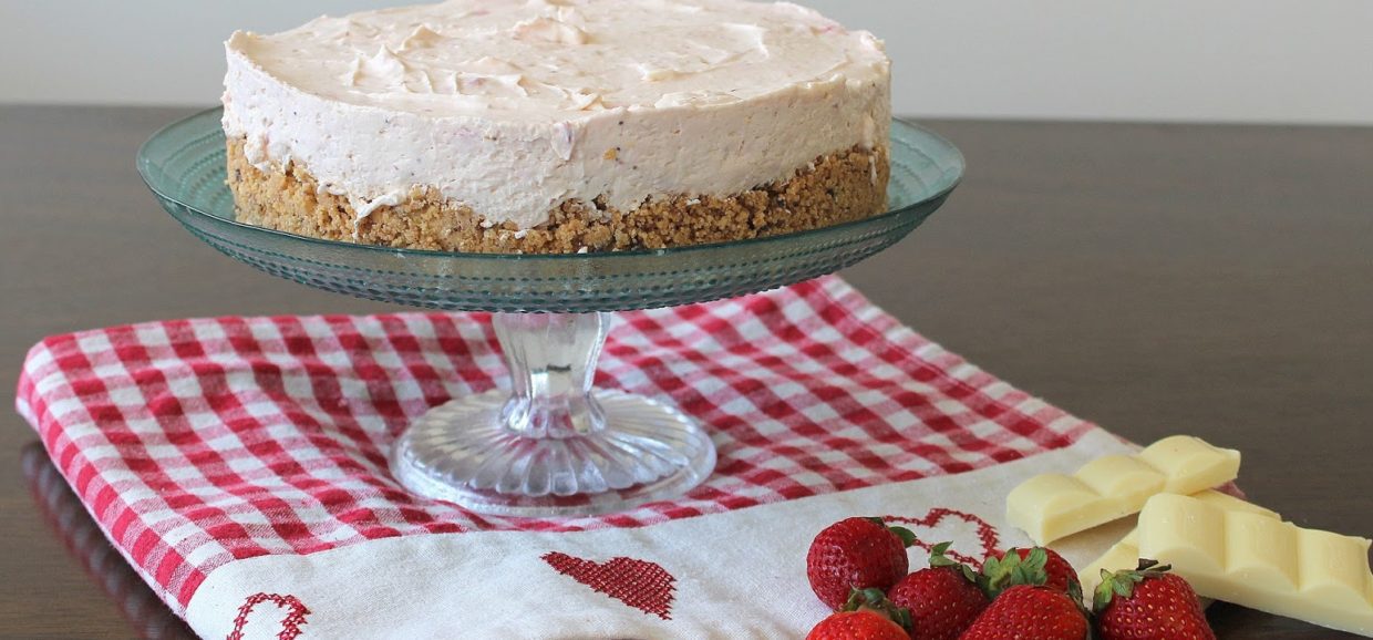 Συνταγή για υπέροχο Cheesecake φράουλας με λευκή σοκολάτα. Εύκολη βάση μπισκότου και δροσιστική κρέμα πλούσια σε γεύση και υφή. 