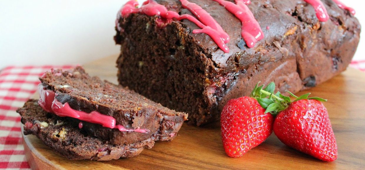 Συνταγή για σοκολατένιο κείκ με κομματάκια σοκολάτας και φράουλας και ένα υπέροχο και εύκολο γλάσο φράουλας.