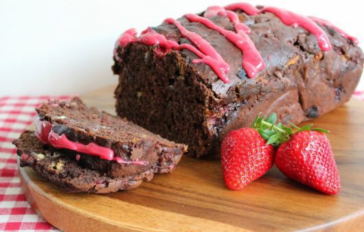 Συνταγή για σοκολατένιο κείκ με κομματάκια σοκολάτας και φράουλας και ένα υπέροχο και εύκολο γλάσο φράουλας.