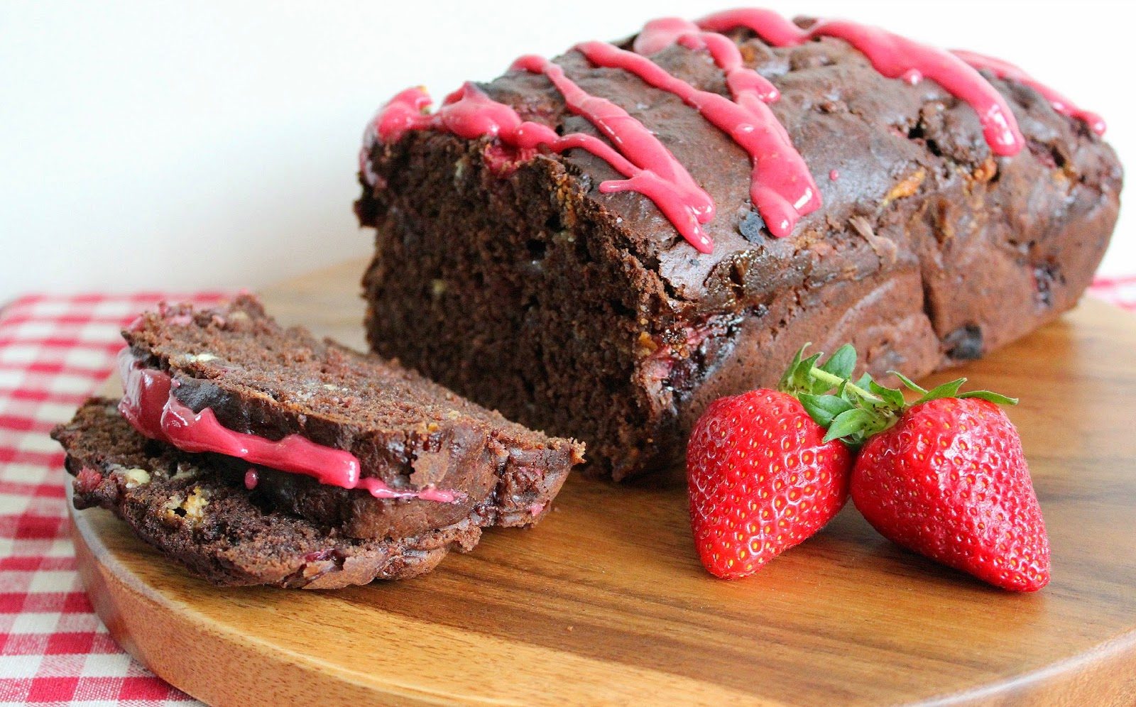 Συνταγή για σοκολατένιο κείκ με κομματάκια σοκολάτας και φράουλας και ένα υπέροχο και εύκολο γλάσο φράουλας.