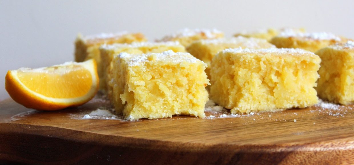 Συνταγή για brownies λεμόνι με ινδοκάρυδο. Μια εύκολη και γευστική συνταγή που ταιριάζει ιδανικά με το πρωϊνό τσάι μας ή το καφέ μας. 