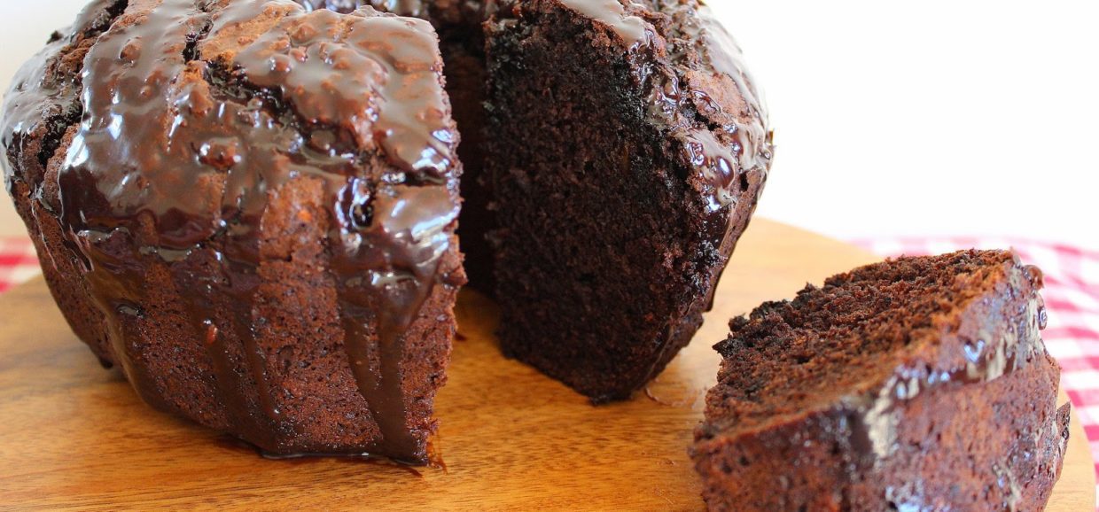 Συνταγή για κέικ σοκολάτας με μπανάνα. Ένα γευστικό, ζουμερό και εύκολο κέικ για το πρωϊνό σας αλλά και για κέρασμα.