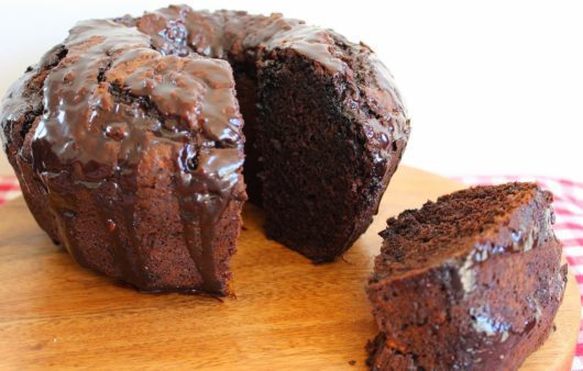 Συνταγή για κέικ σοκολάτας με μπανάνα. Ένα γευστικό, ζουμερό και εύκολο κέικ για το πρωϊνό σας αλλά και για κέρασμα.