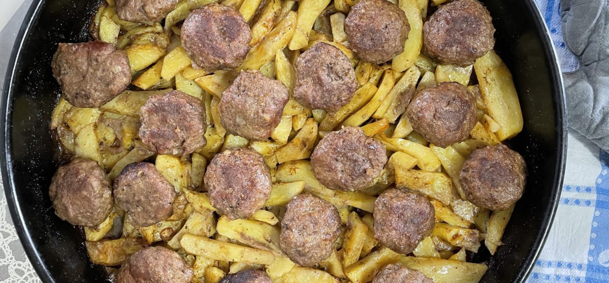 Συνταγή για κεφτεδάκια με πατάτες στο φούρνο. Μια εύκολη συνταγή για υπέροχα μυρωδάτα κεφτεδάκια και λεμονάτες πατάτες.