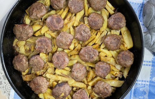 Συνταγή για κεφτεδάκια με πατάτες στο φούρνο. Μια εύκολη συνταγή για υπέροχα μυρωδάτα κεφτεδάκια και λεμονάτες πατάτες.