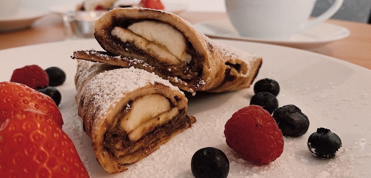 Δοκιμάστε αυτή τη συνταγή για κρέπες με αλεύρι ολικής αλέσεως, γεμιστές με μπανάνα και πραλίνα φουντουκιού.